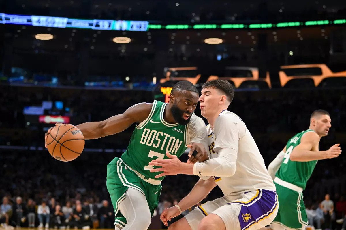 Celtics derrotan 111-89 a Lakers y completan barrida en la serie anual